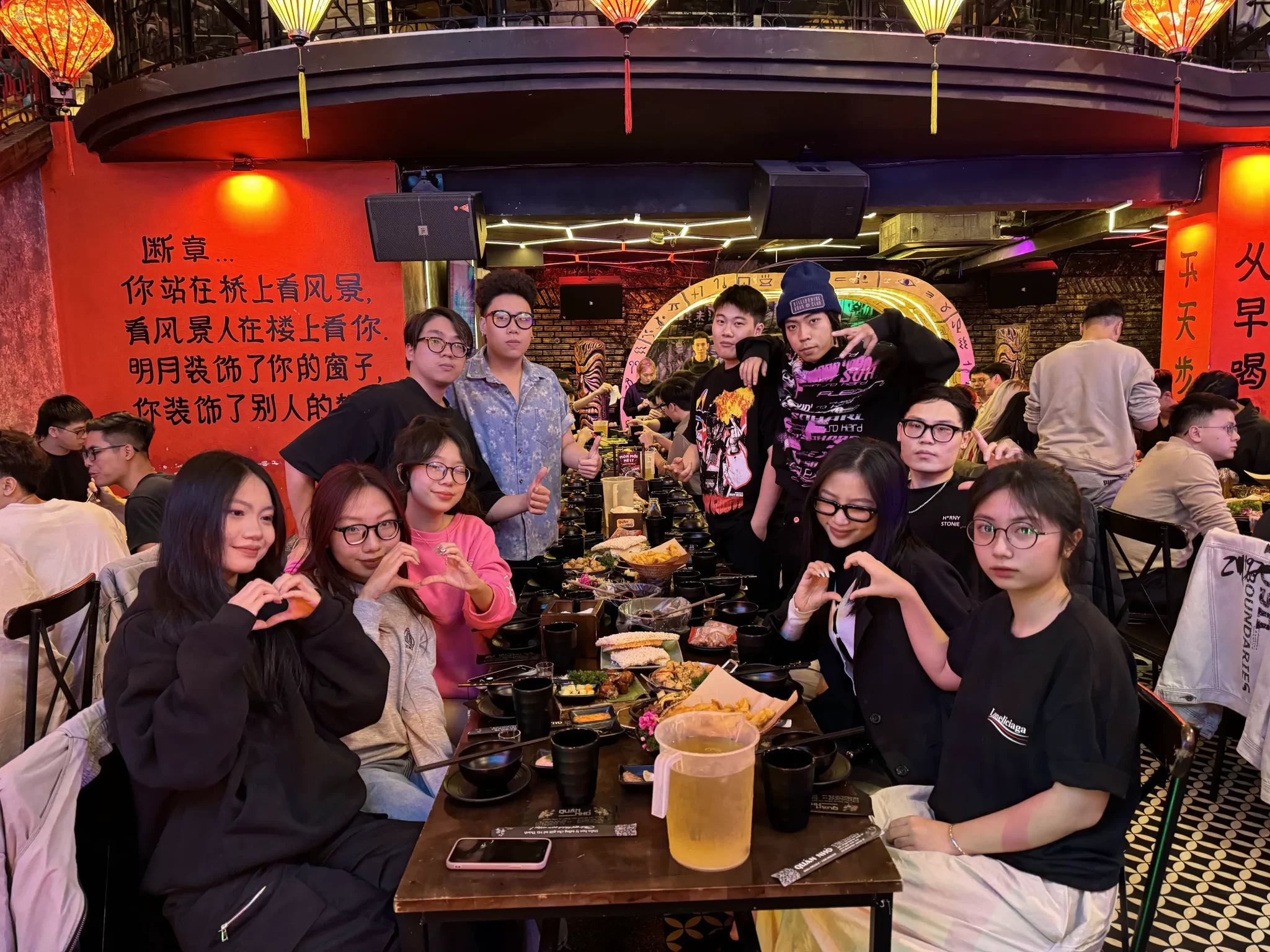 Đội ngũ Lonely Stonie sum họp tại nhà hàng — khoảnh khắc bonding nội bộ