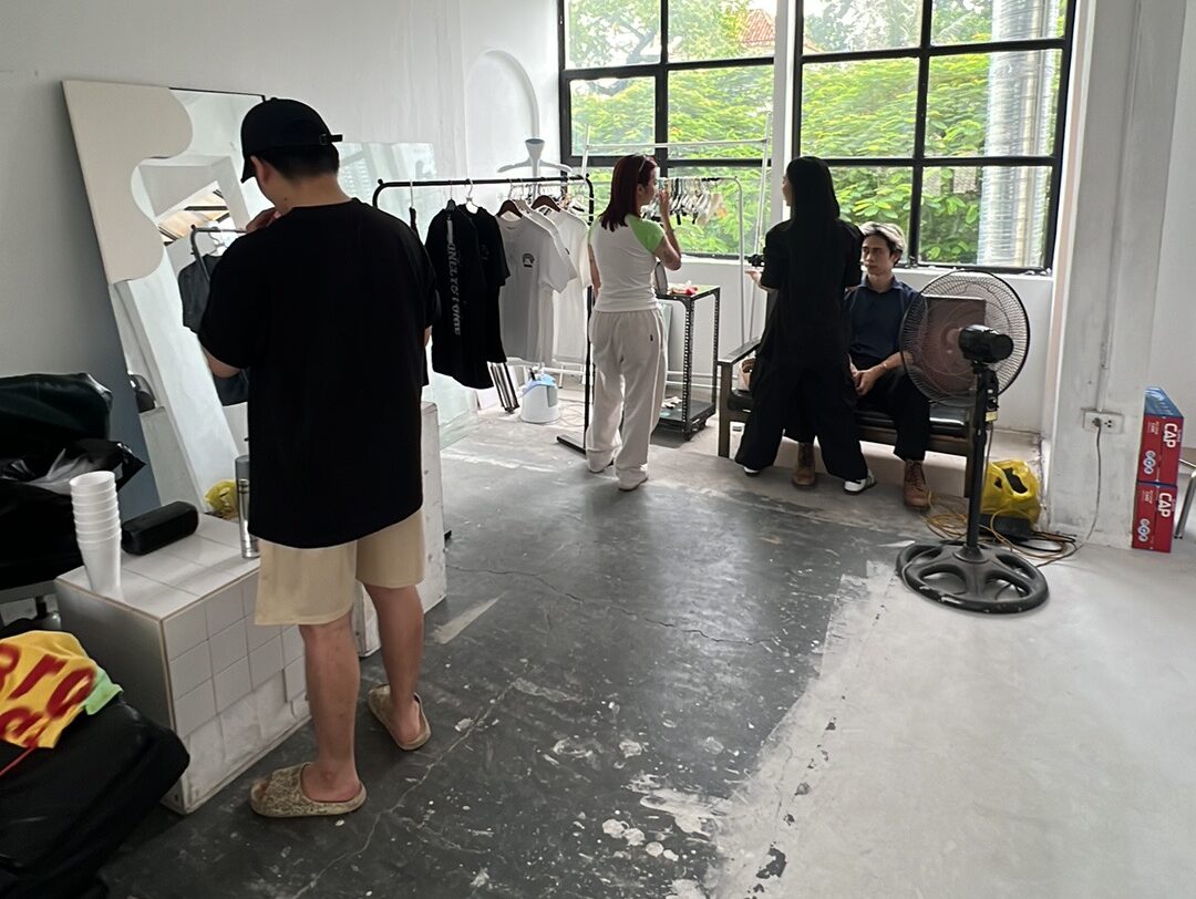 Studio chụp nội cảnh — buổi fitting bộ sưu tập mới