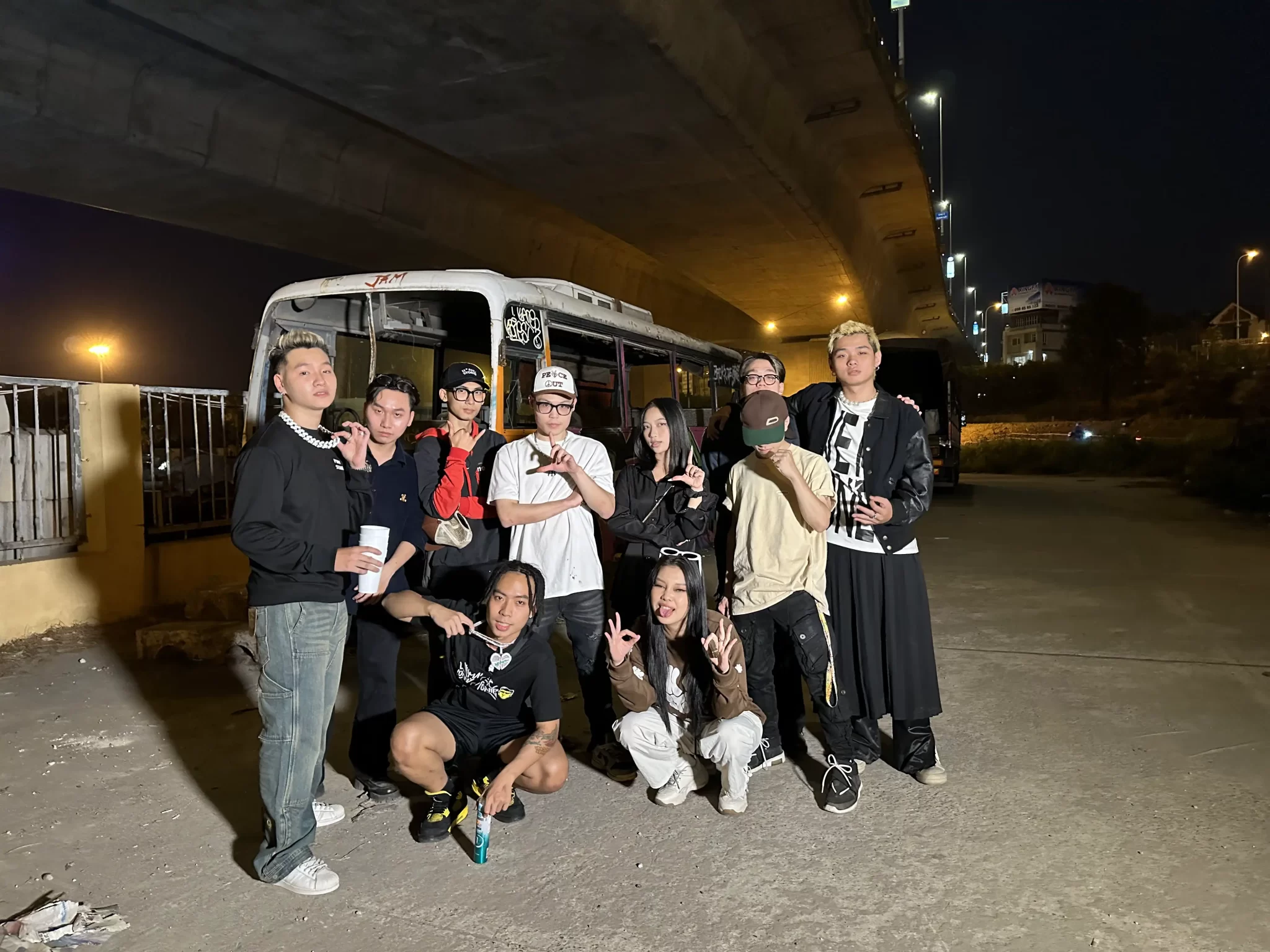 Buổi chụp ngoại cảnh đêm — bộ sưu tập streetwear dưới gầm cầu